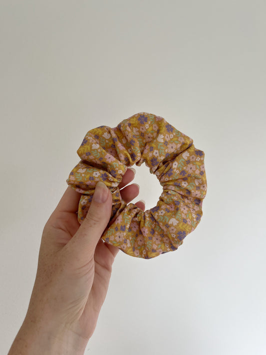 Scrunchie i blommigt bomullstyg