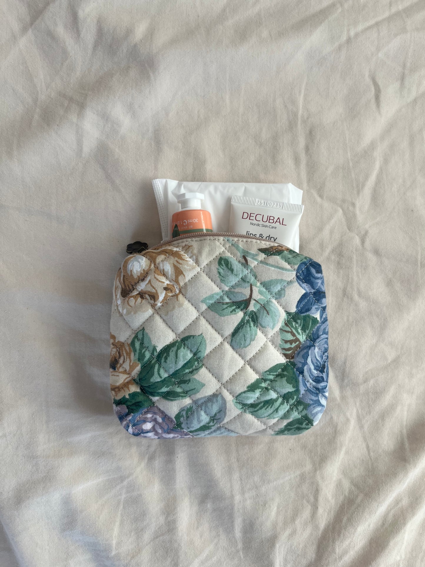 Quiltad blommig necessär