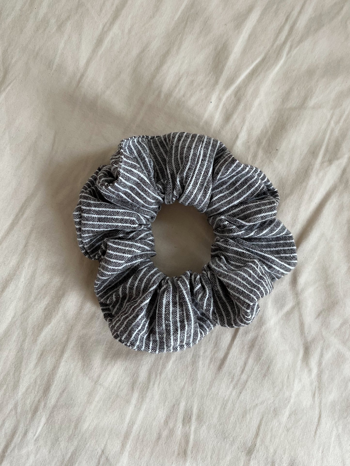 Scrunchie i lin/bomullstyg randig/brun