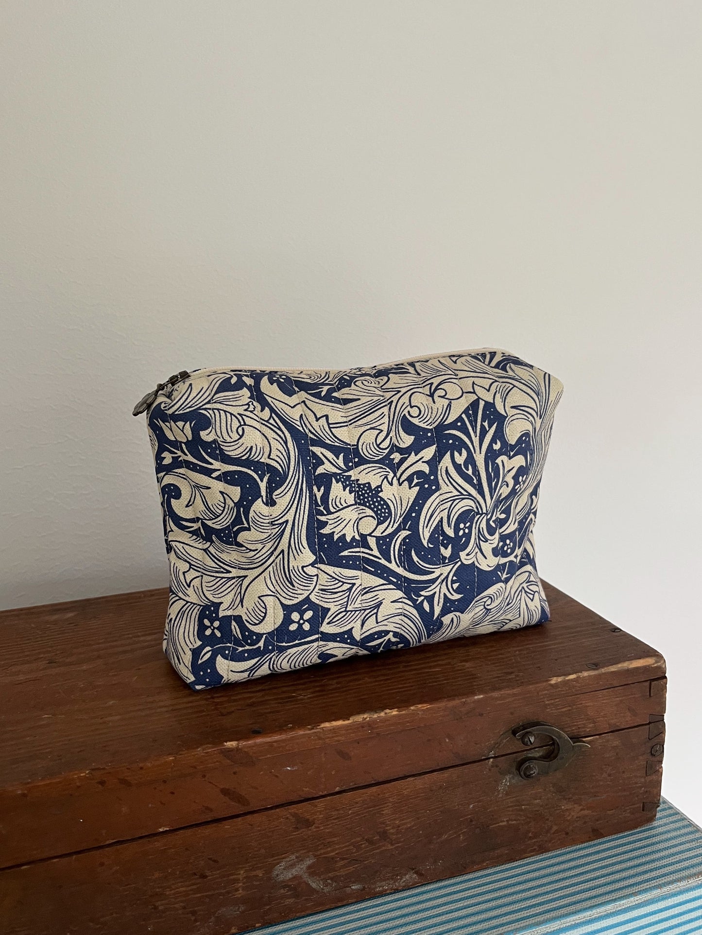 Quiltad blommig necessär
