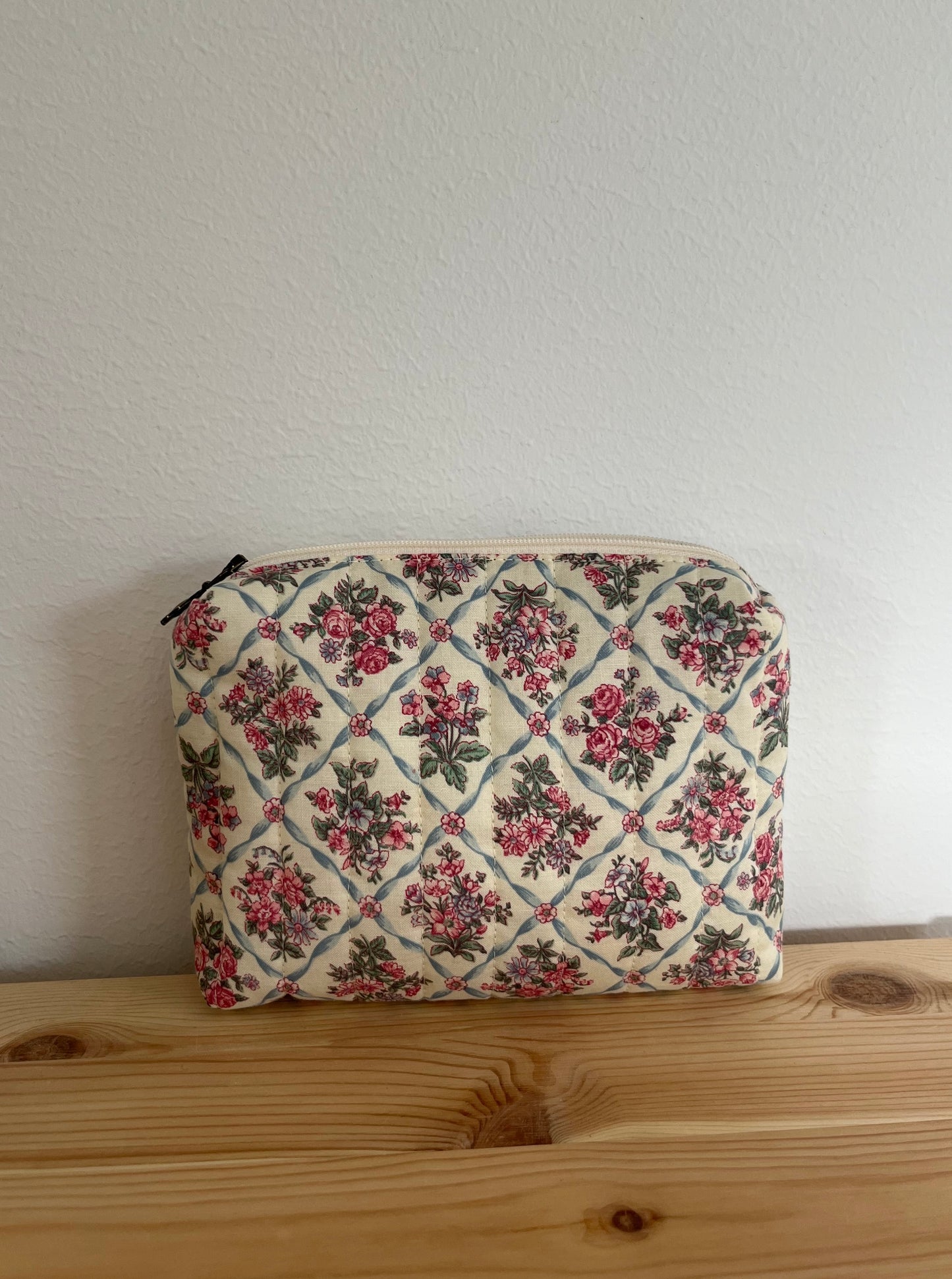 Quiltad blommig necessär