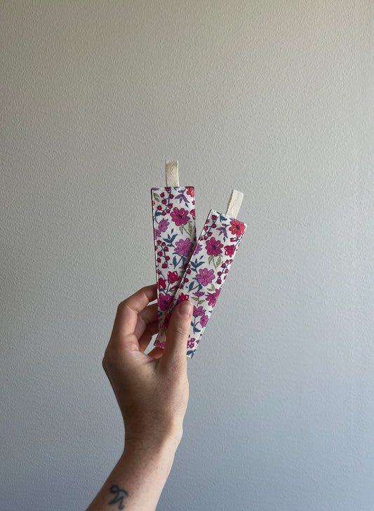 Blommigt bokmärke tyg