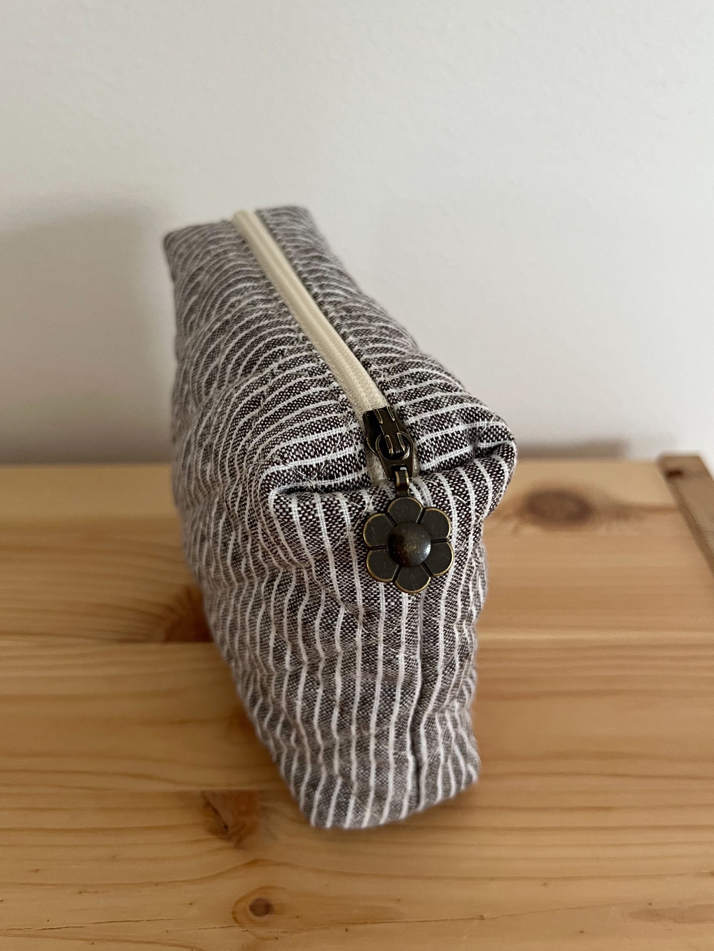 Quiltad brun/vit randig necessär