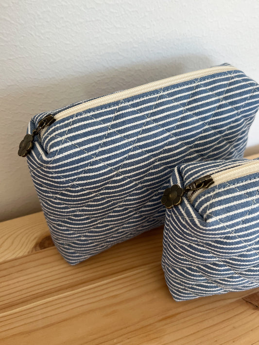 Quiltad randig necessär blå