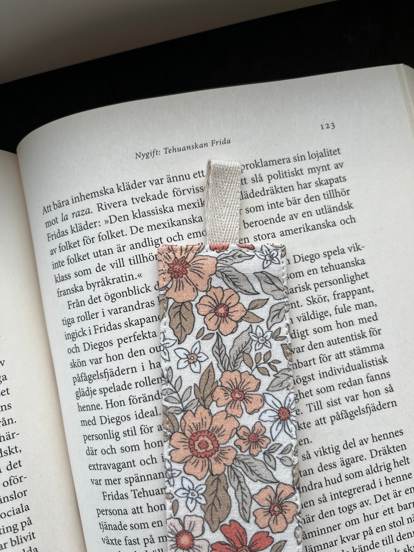 Blommigt bokmärke tyg