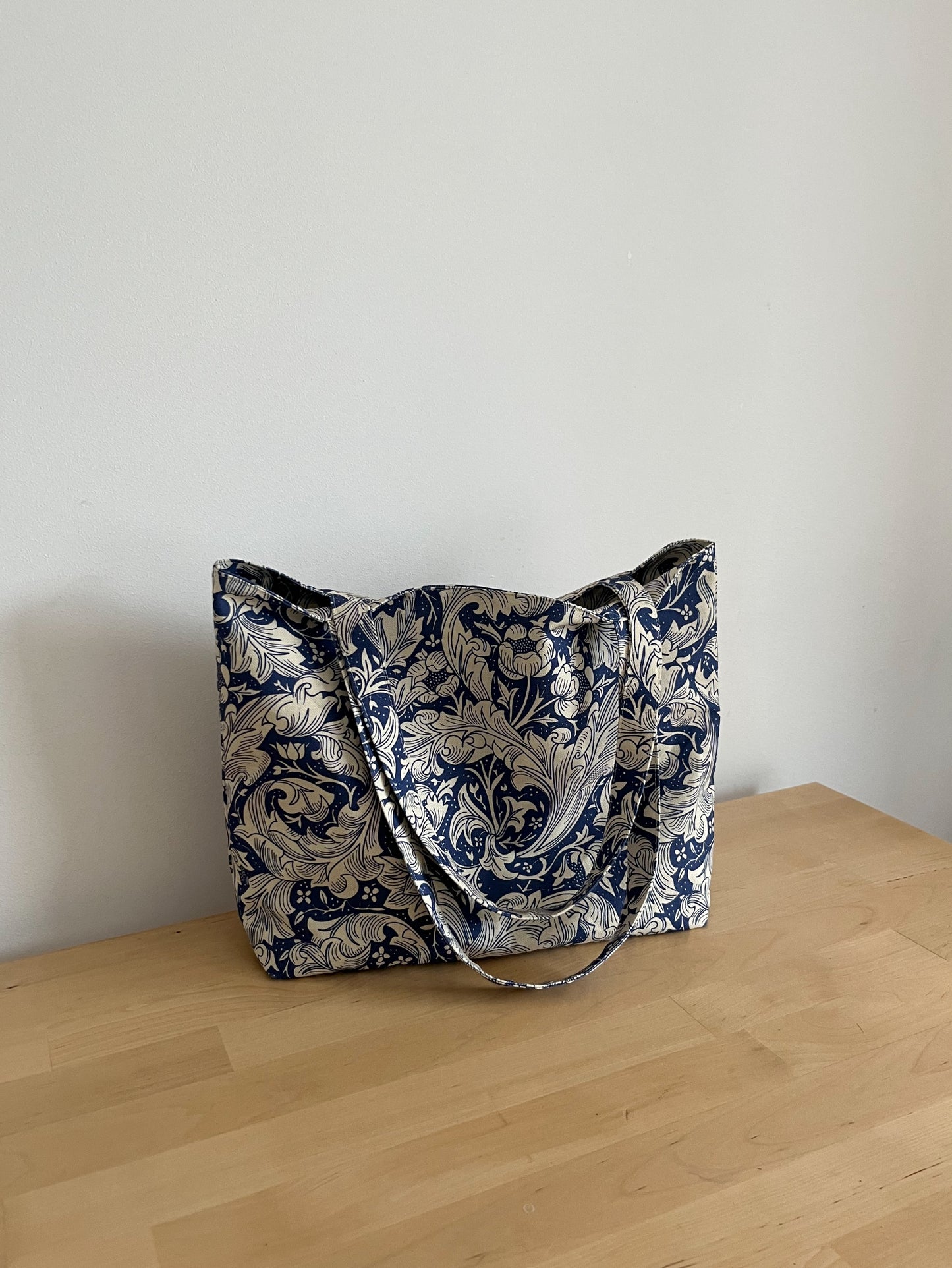 Tygväska blå blommig William Morris tyg (beställningsvara)