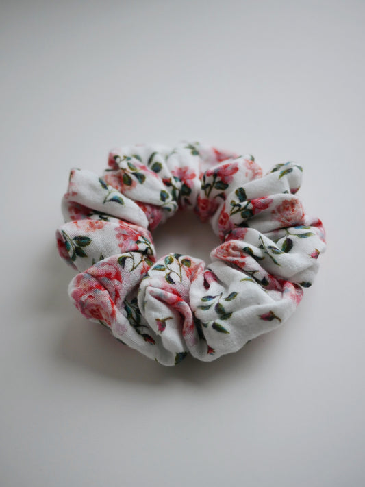 Scrunchie i blommigt muslintyg