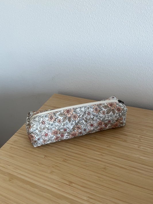 Pennfodral blommigt