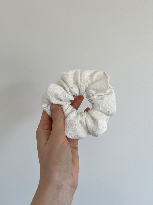 Scrunchie vitt broderat tyg
