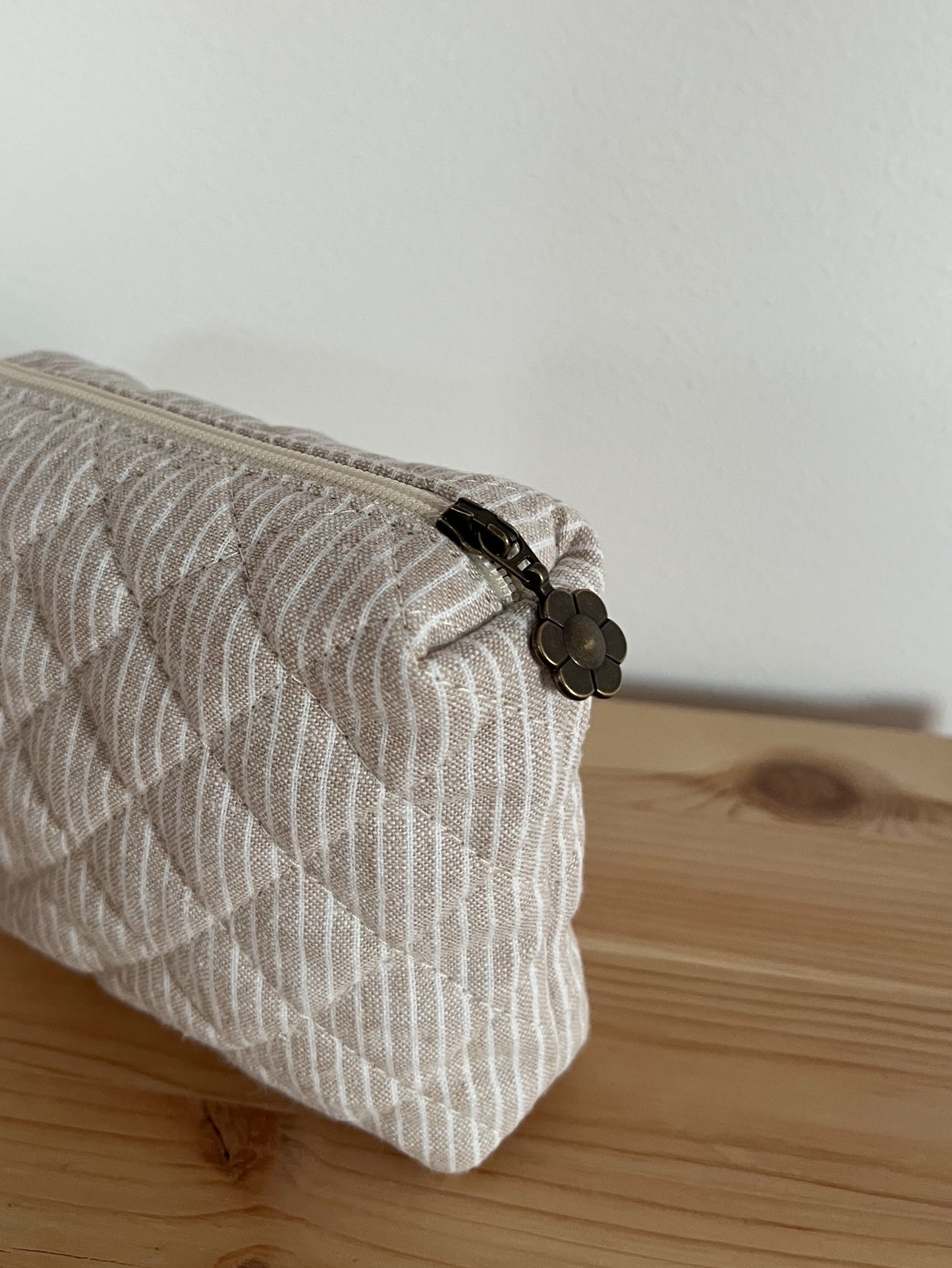 Quiltad beige/vit randig necessär