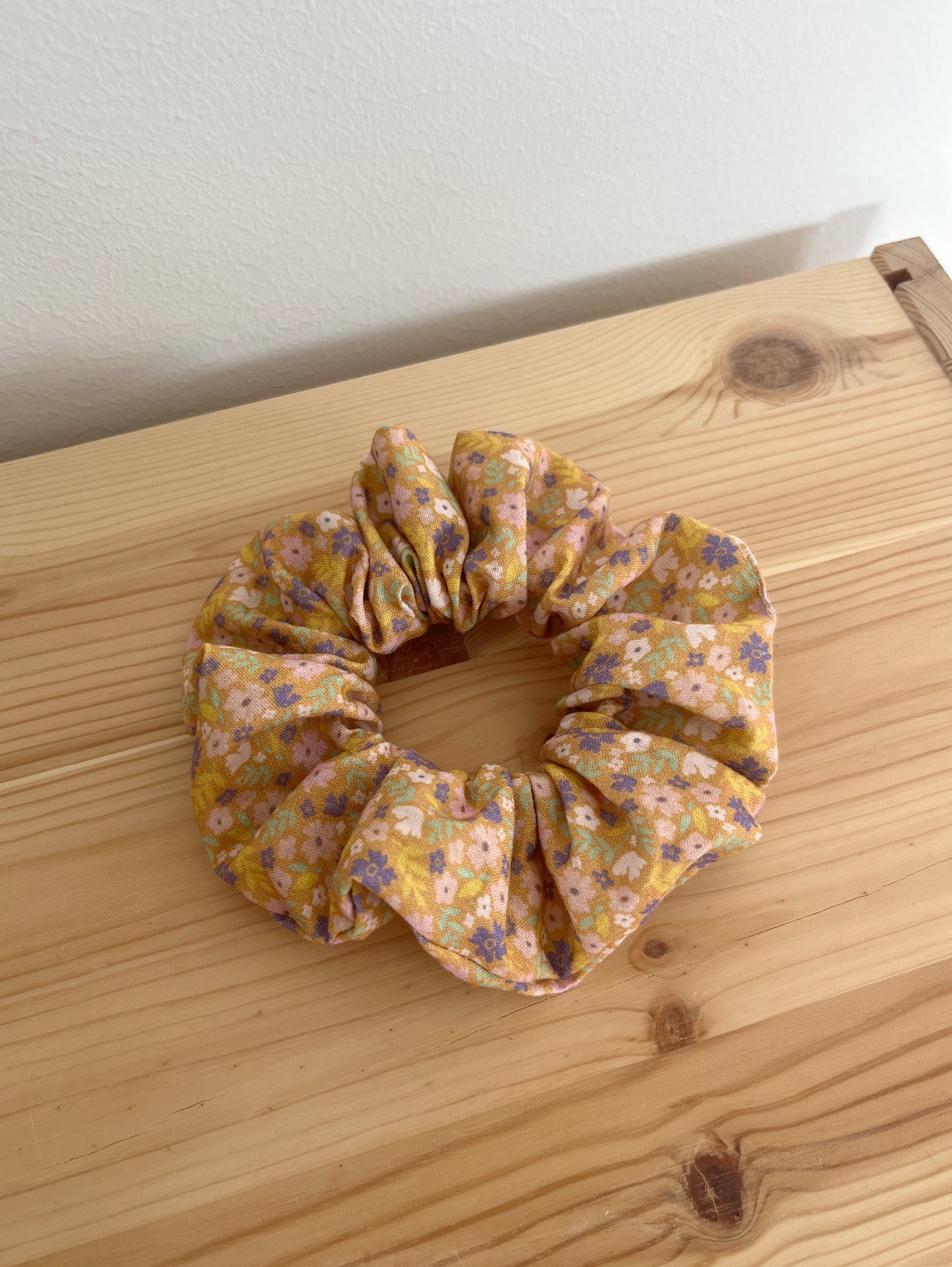 Scrunchie i blommigt bomullstyg