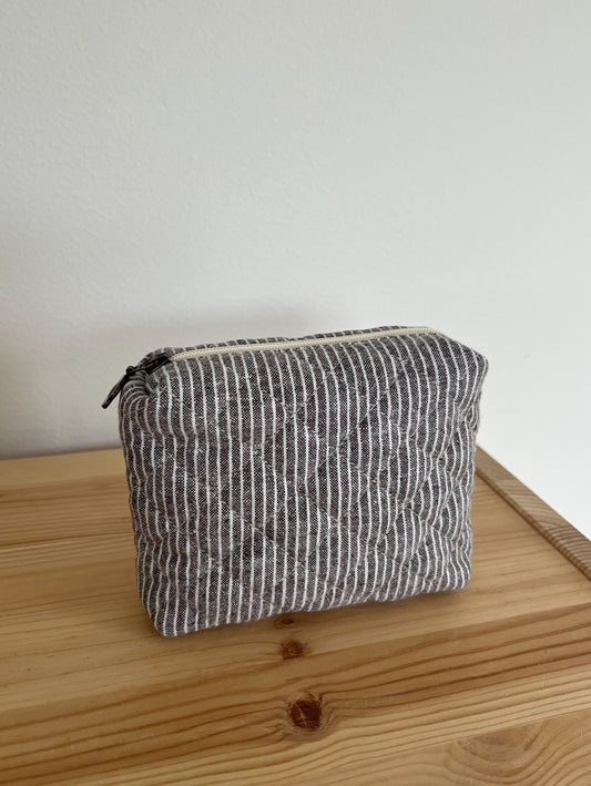 Quiltad brun/vit randig necessär