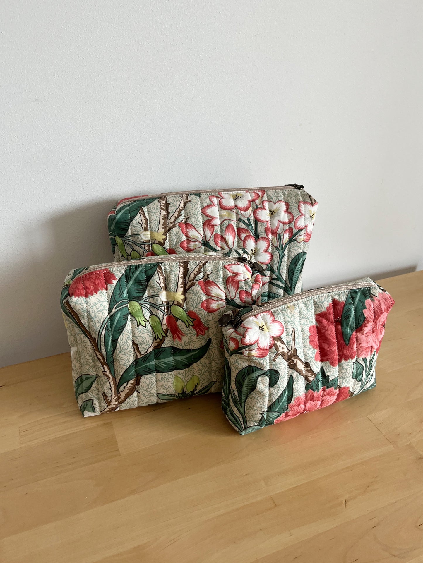 Quiltad blommig necessär