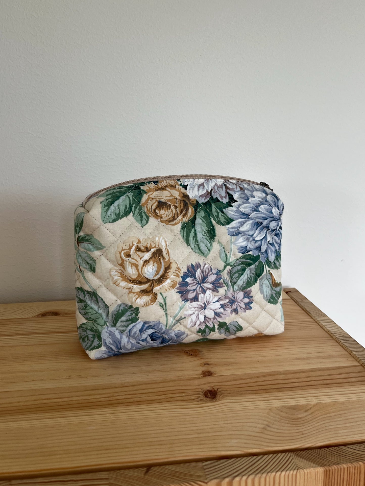Quiltad blommig necessär