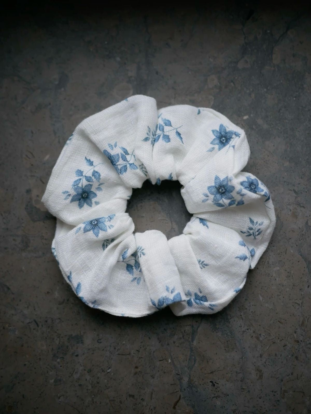 Scrunchie i linnetyg med blå blommor