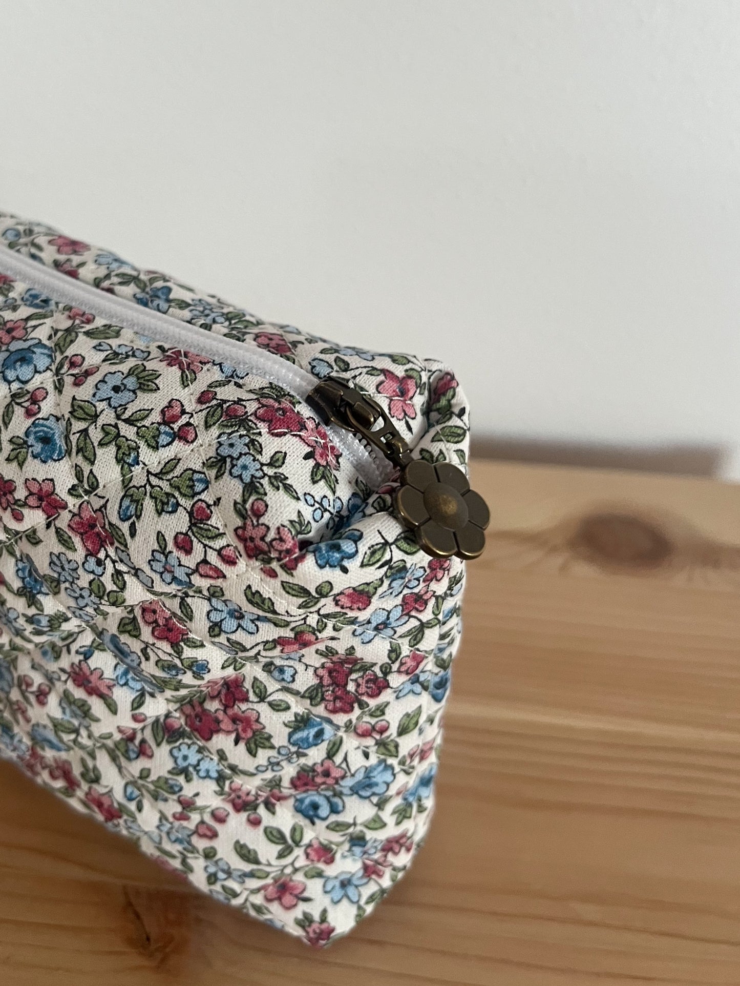 Quiltad blommig necessär