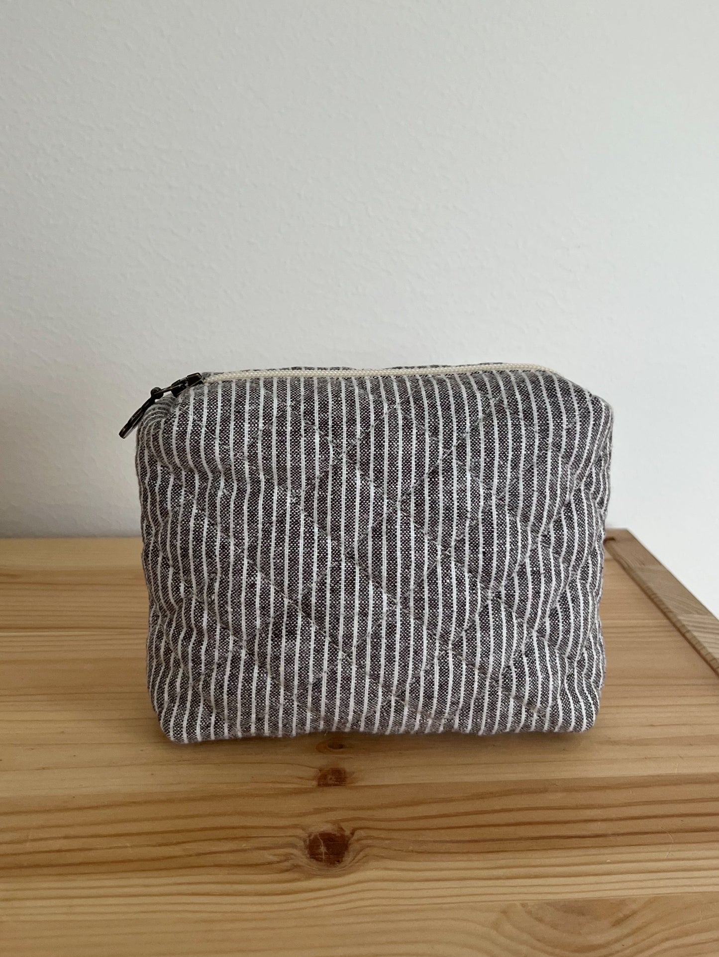 Quiltad brun/vit randig necessär