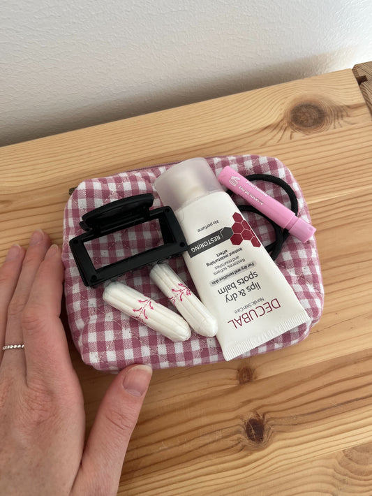 Quiltad rutig necessär rosa