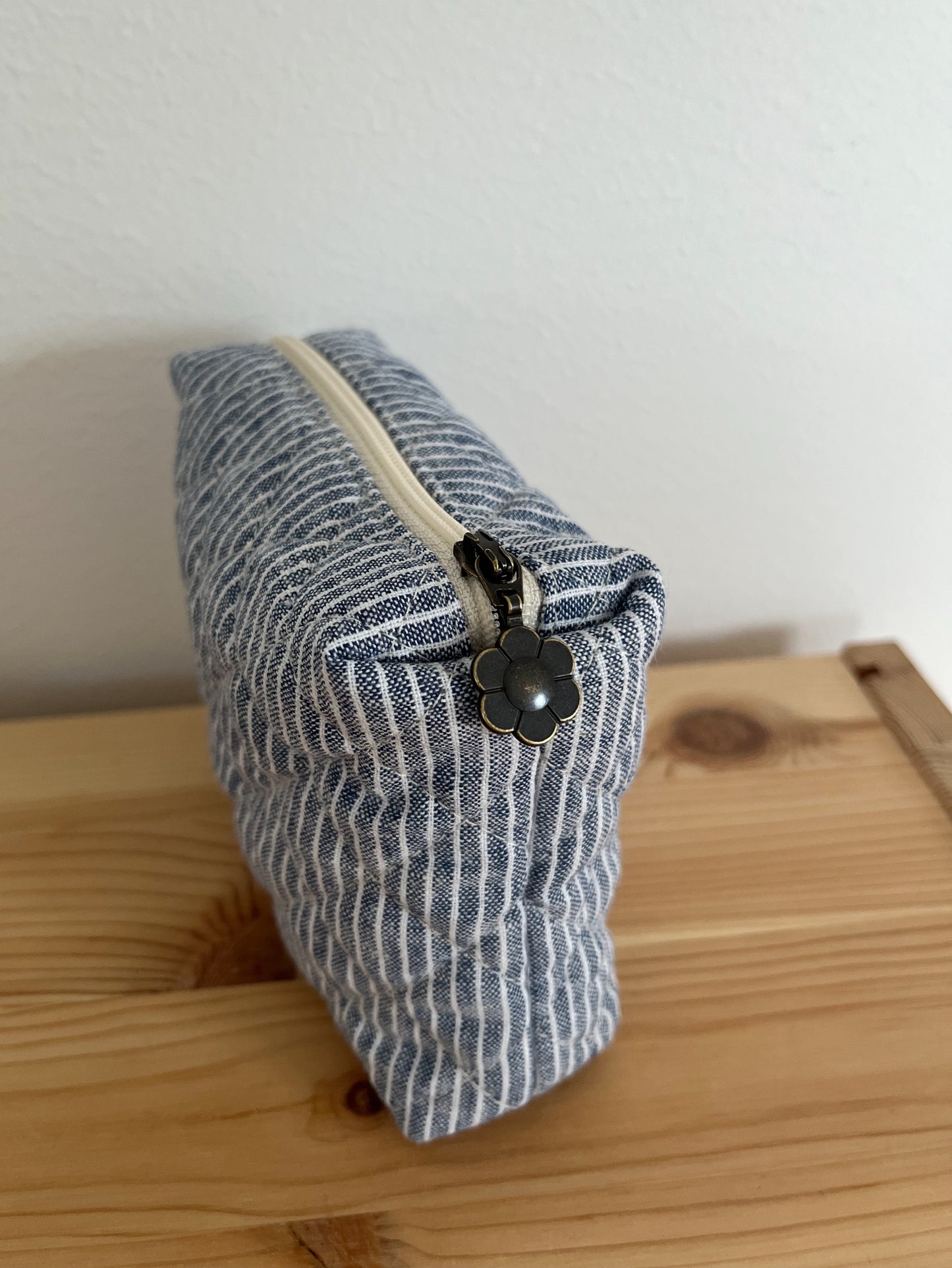 Quiltad blå/vit randig necessär