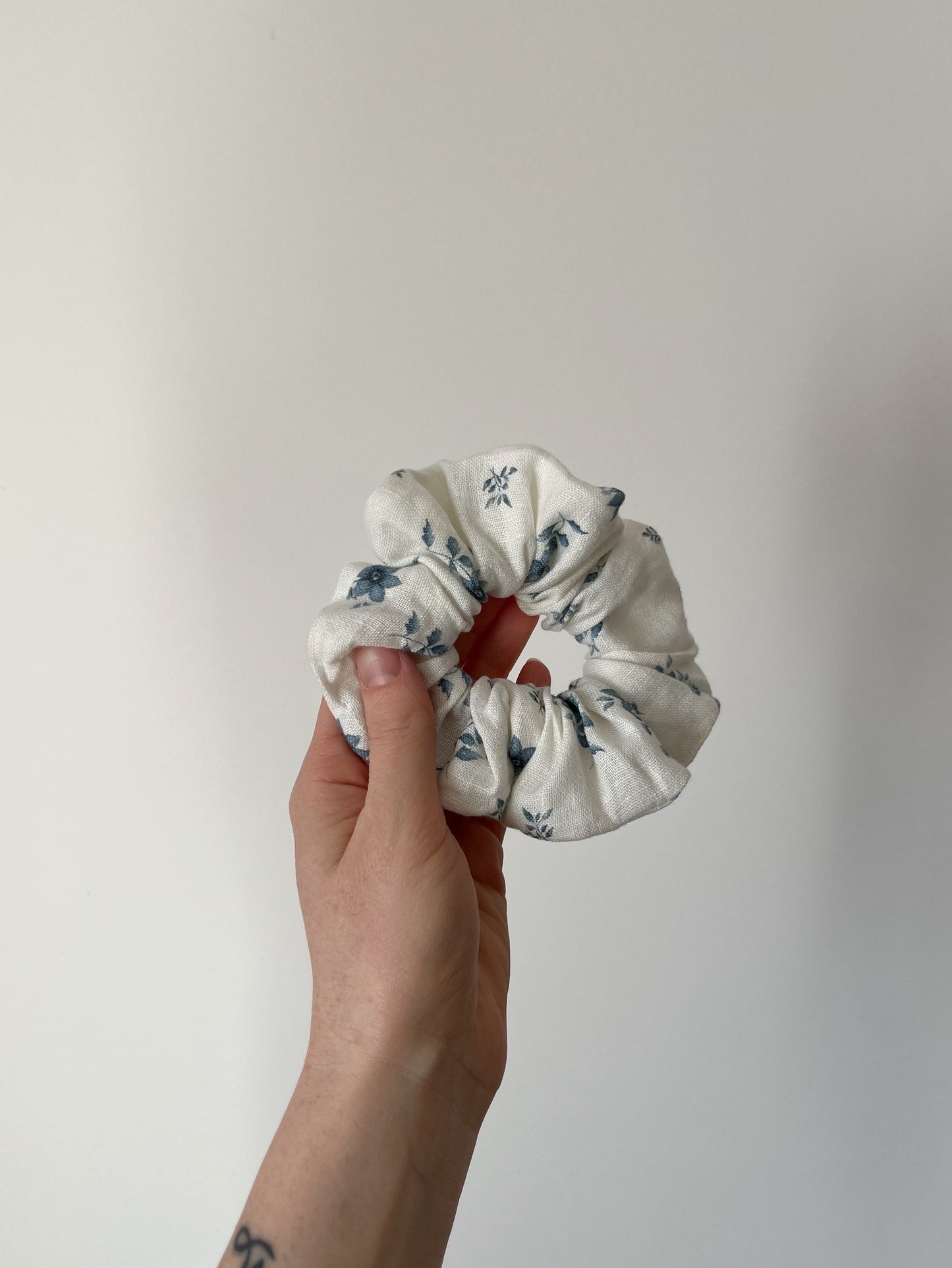Scrunchie i linnetyg med blå blommor