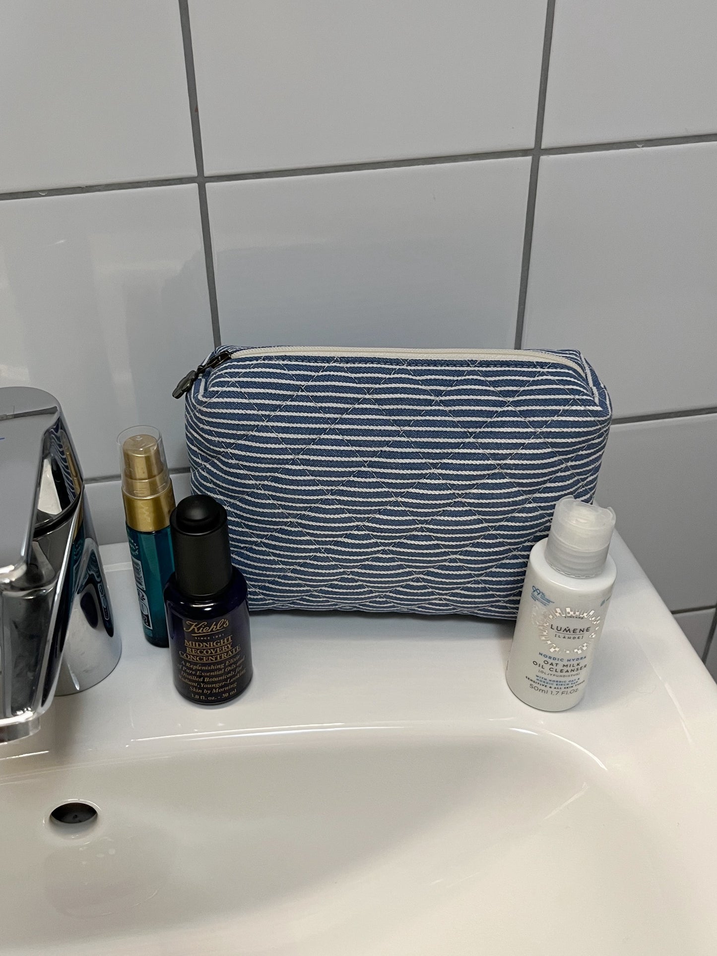 Quiltad randig necessär blå