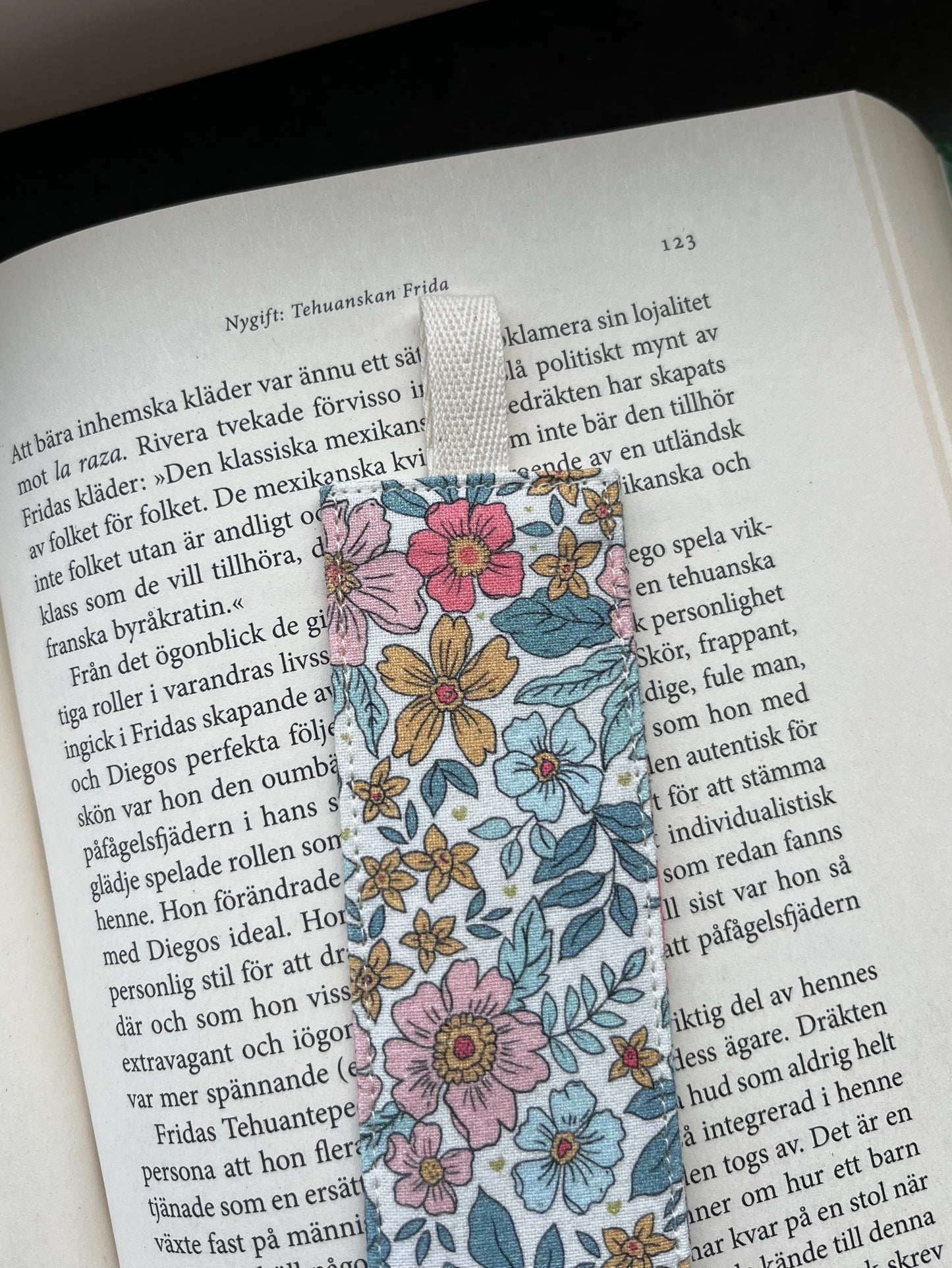 Blommigt bokmärke tyg