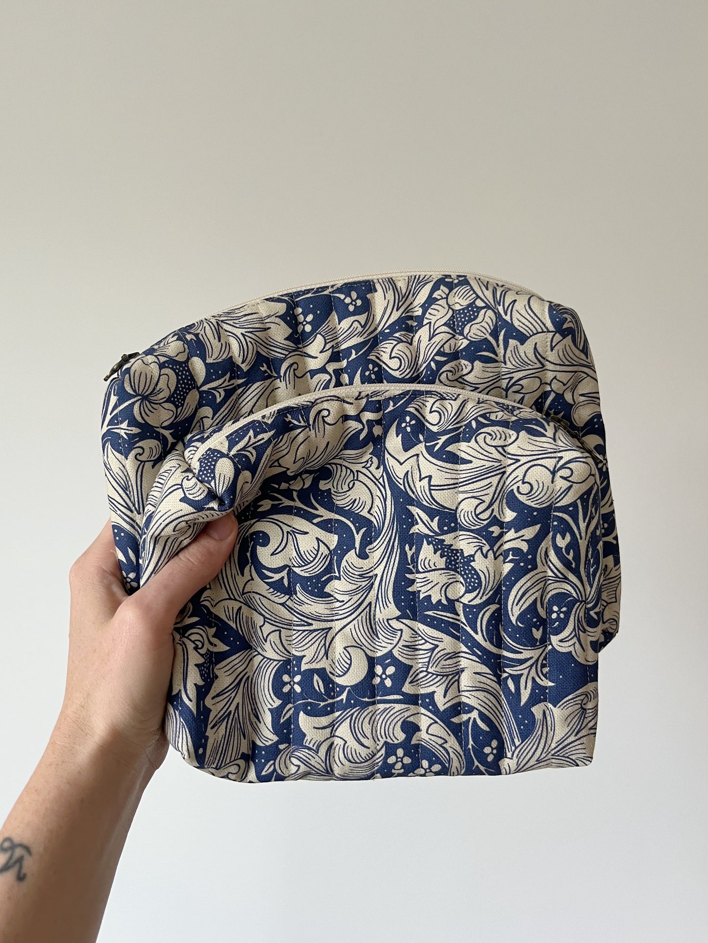 Quiltad blommig necessär