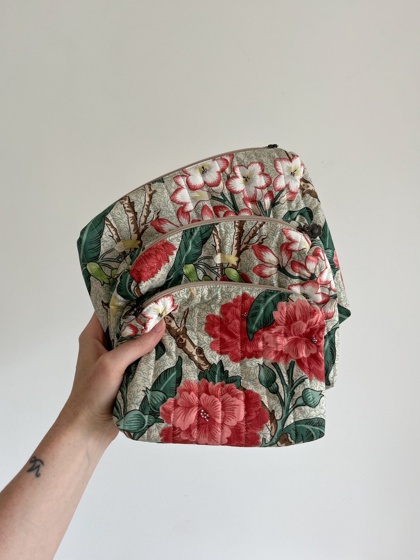 Quiltad blommig necessär