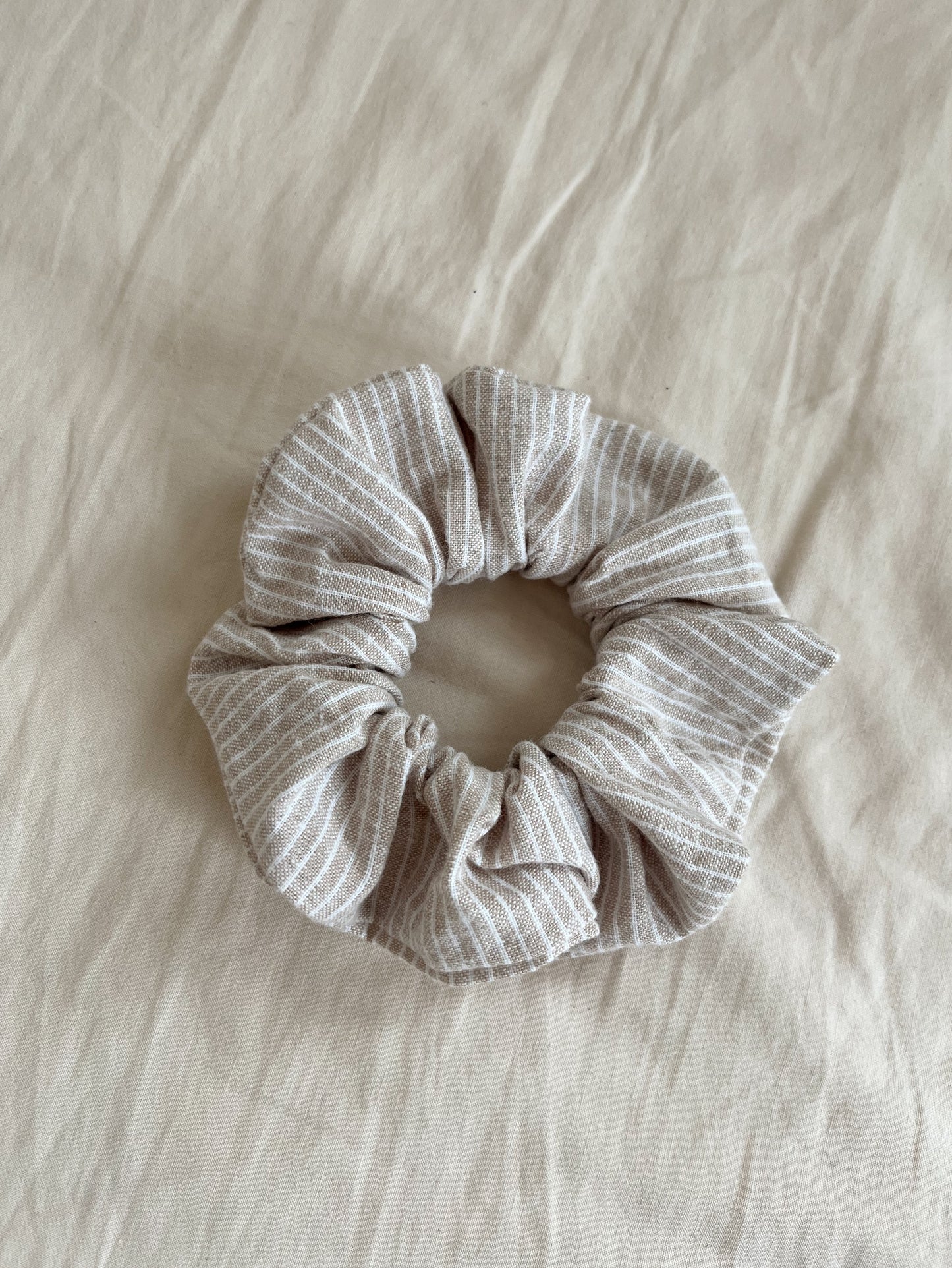 Scrunchie i lin/bommulstyg randig/beige
