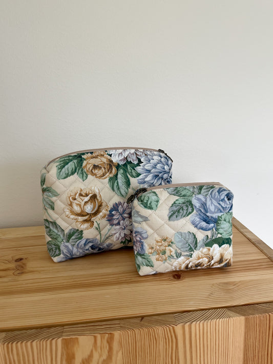 Quiltad blommig necessär