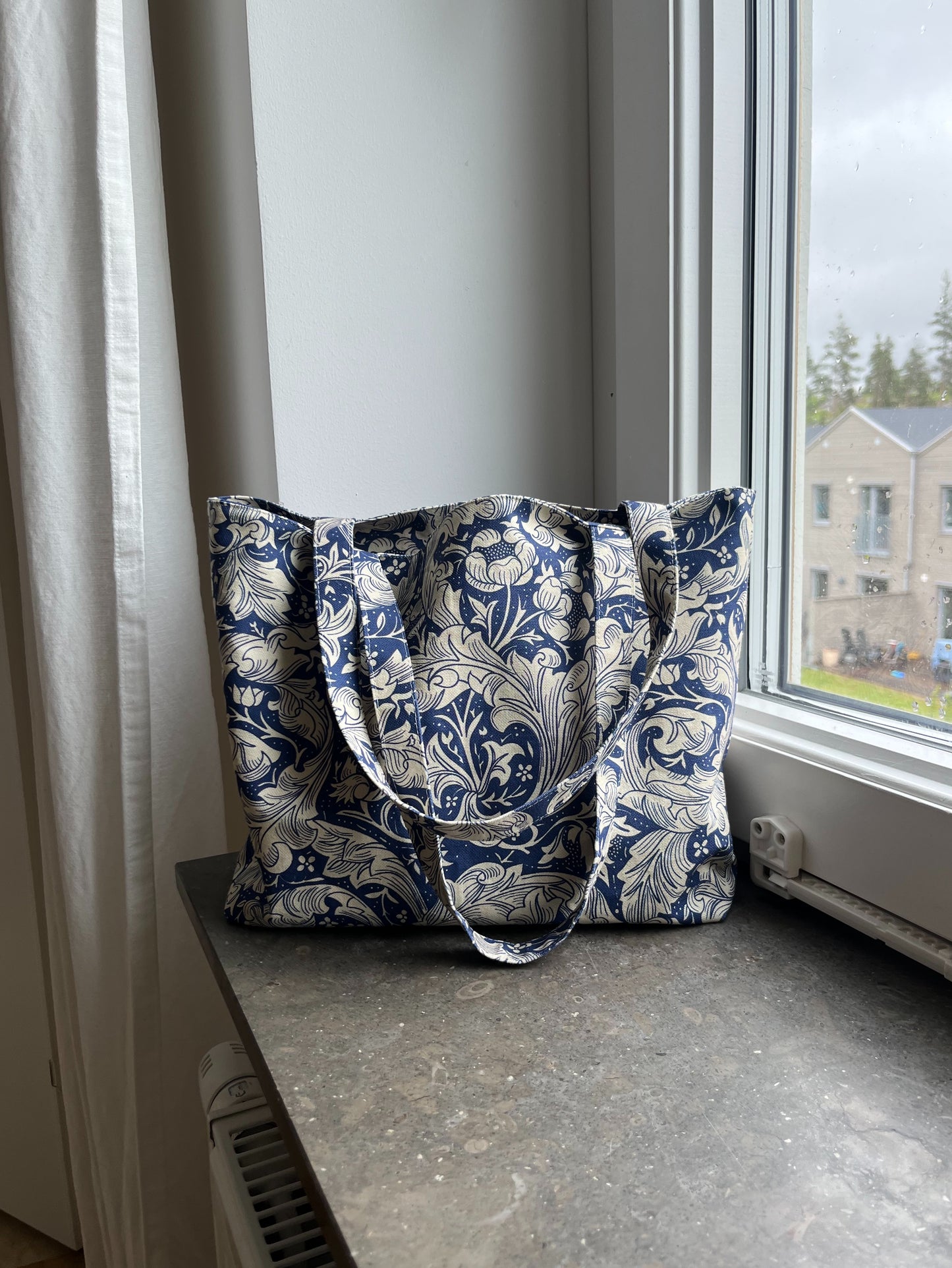 Tygväska blå blommig William Morris tyg (beställningsvara)