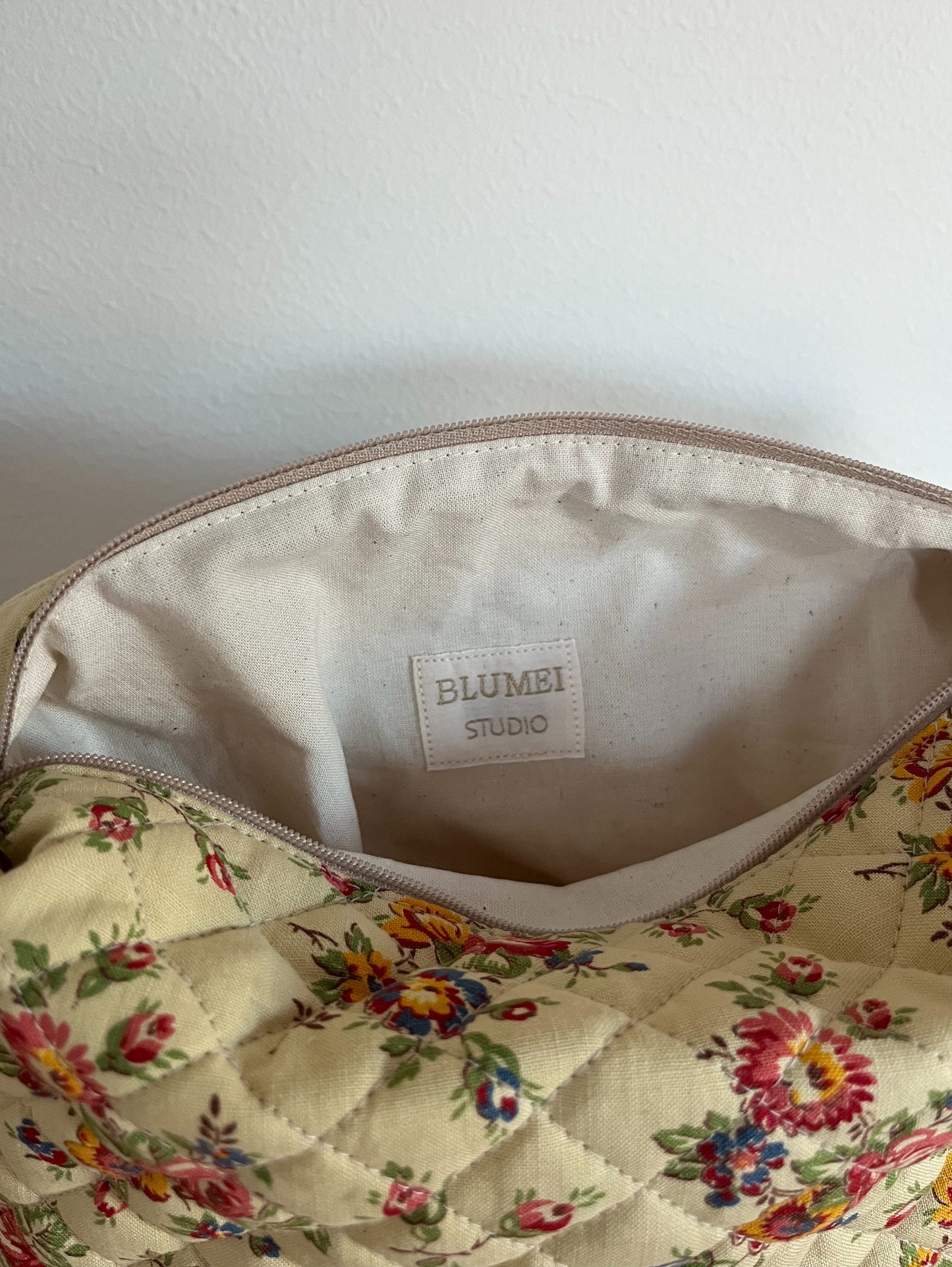 Quiltad blommig necessär