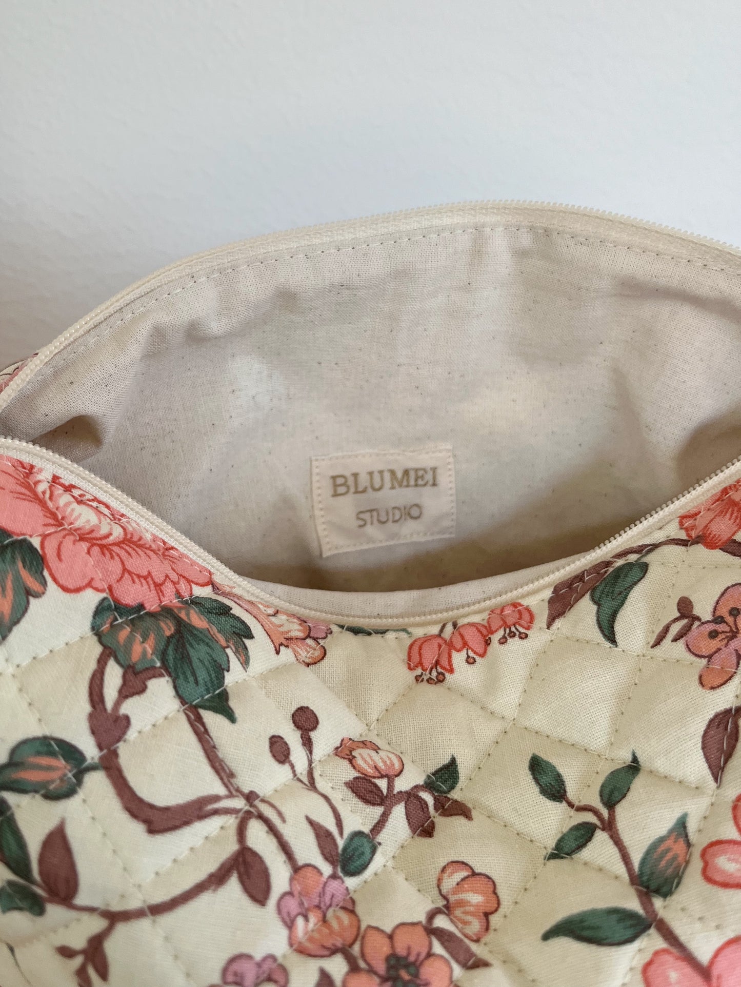 Quiltad blommig necessär