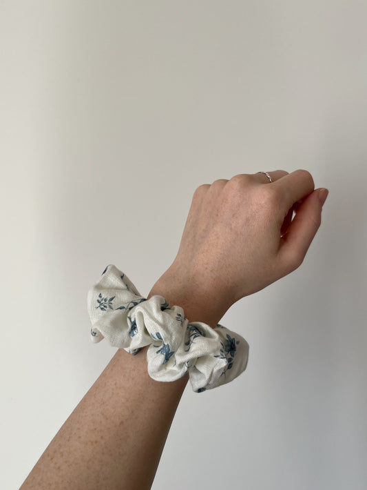Scrunchie i linnetyg med blå blommor