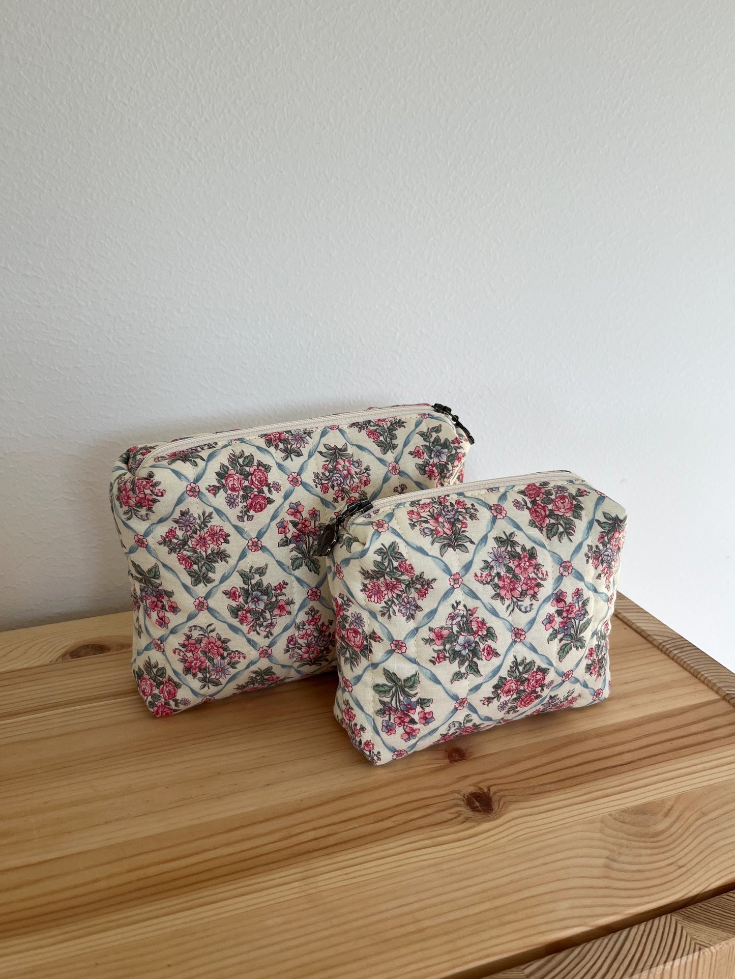 Quiltad blommig necessär