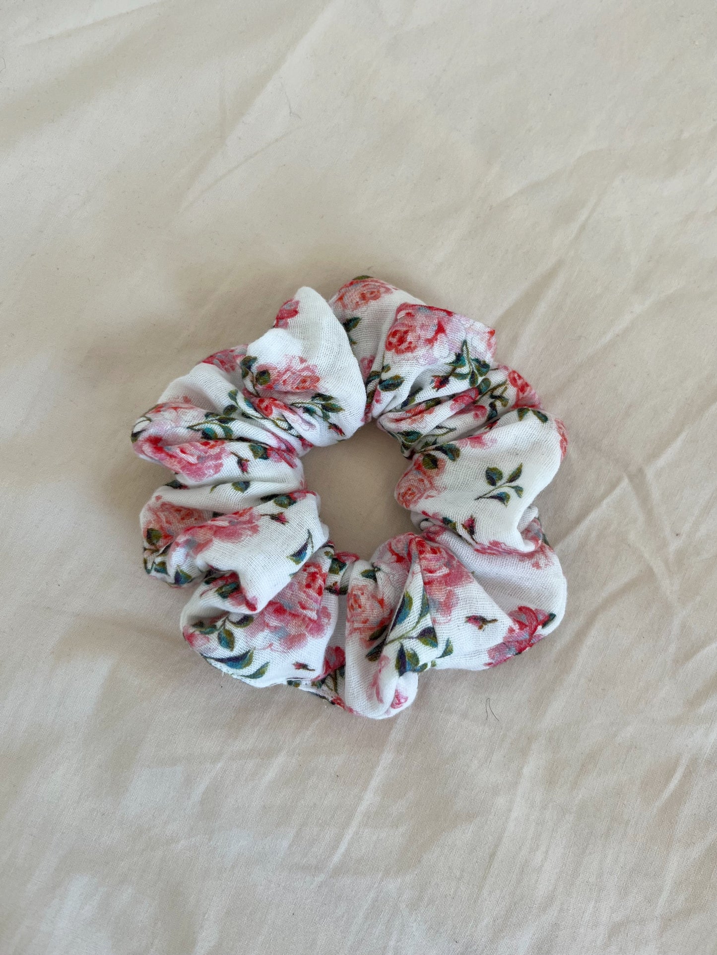 Scrunchie i blommigt muslintyg