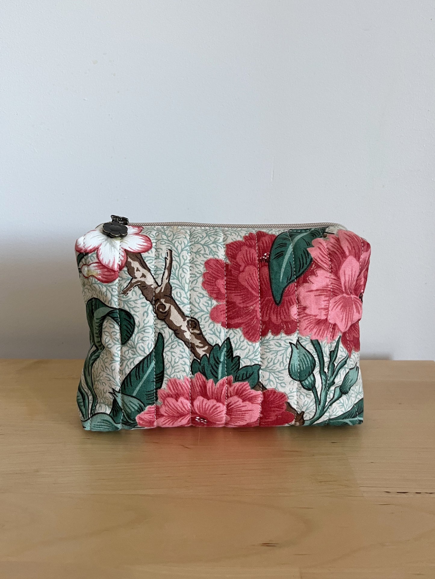 Quiltad blommig necessär