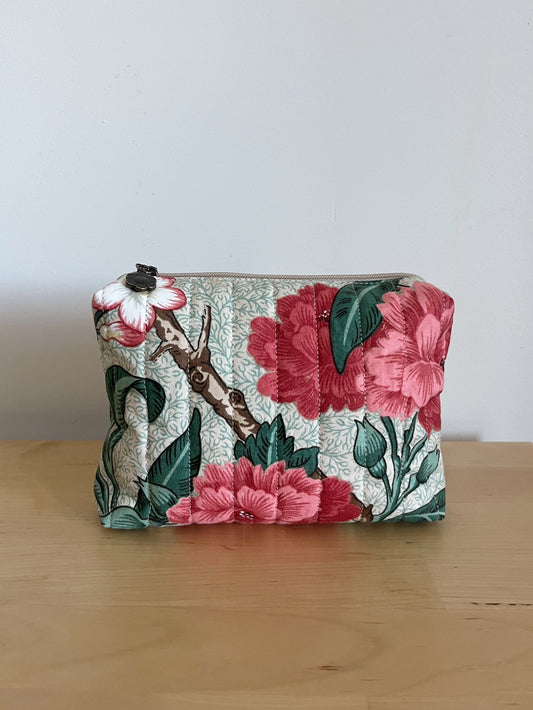 Quiltad blommig necessär