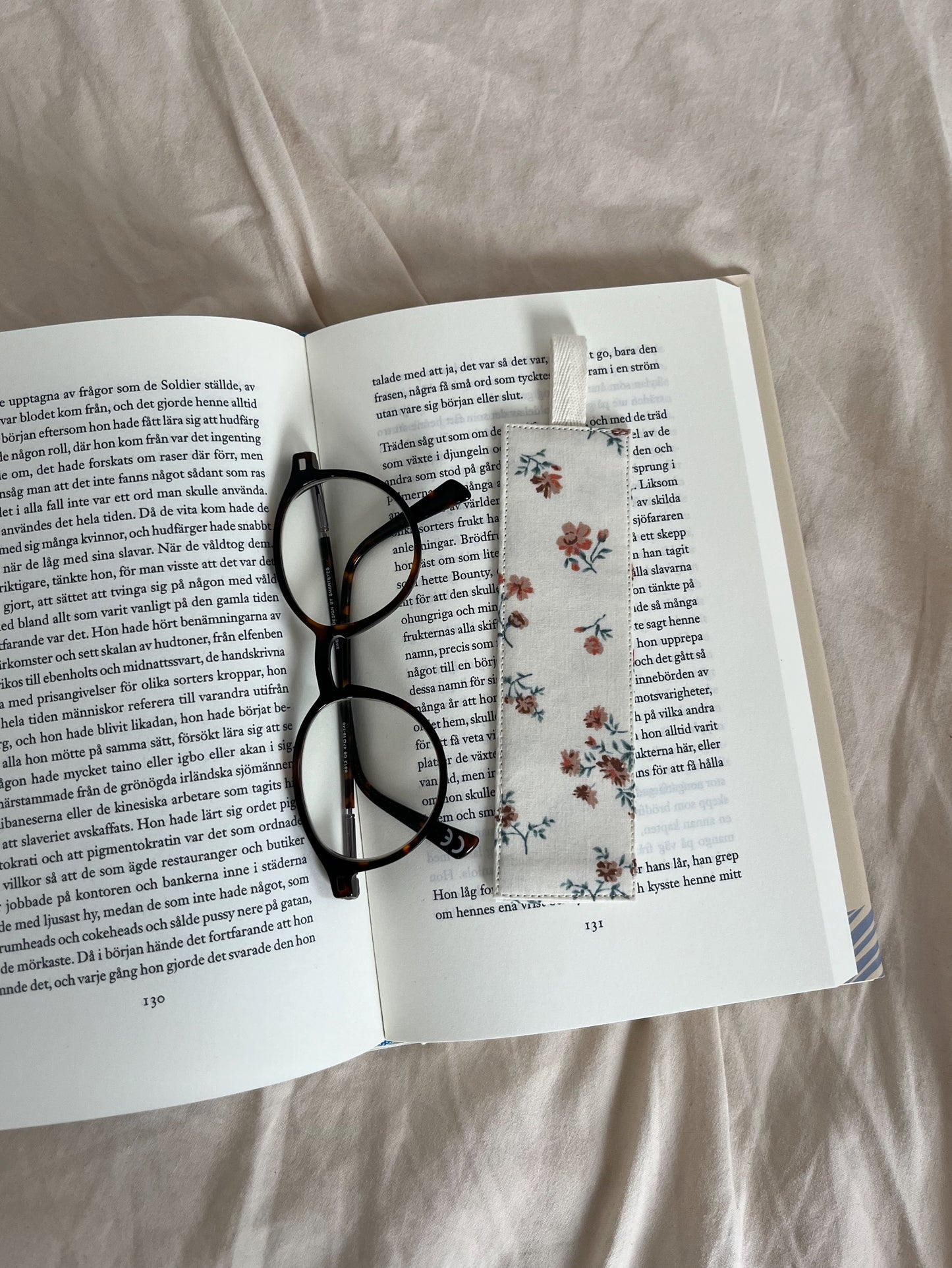 Blommigt bokmärke tyg