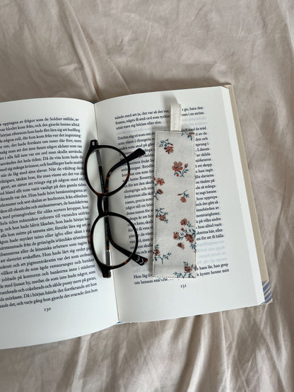 Blommigt bokmärke tyg