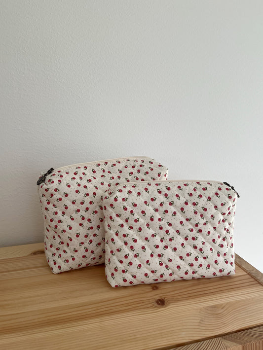 Quiltad blommig necessär