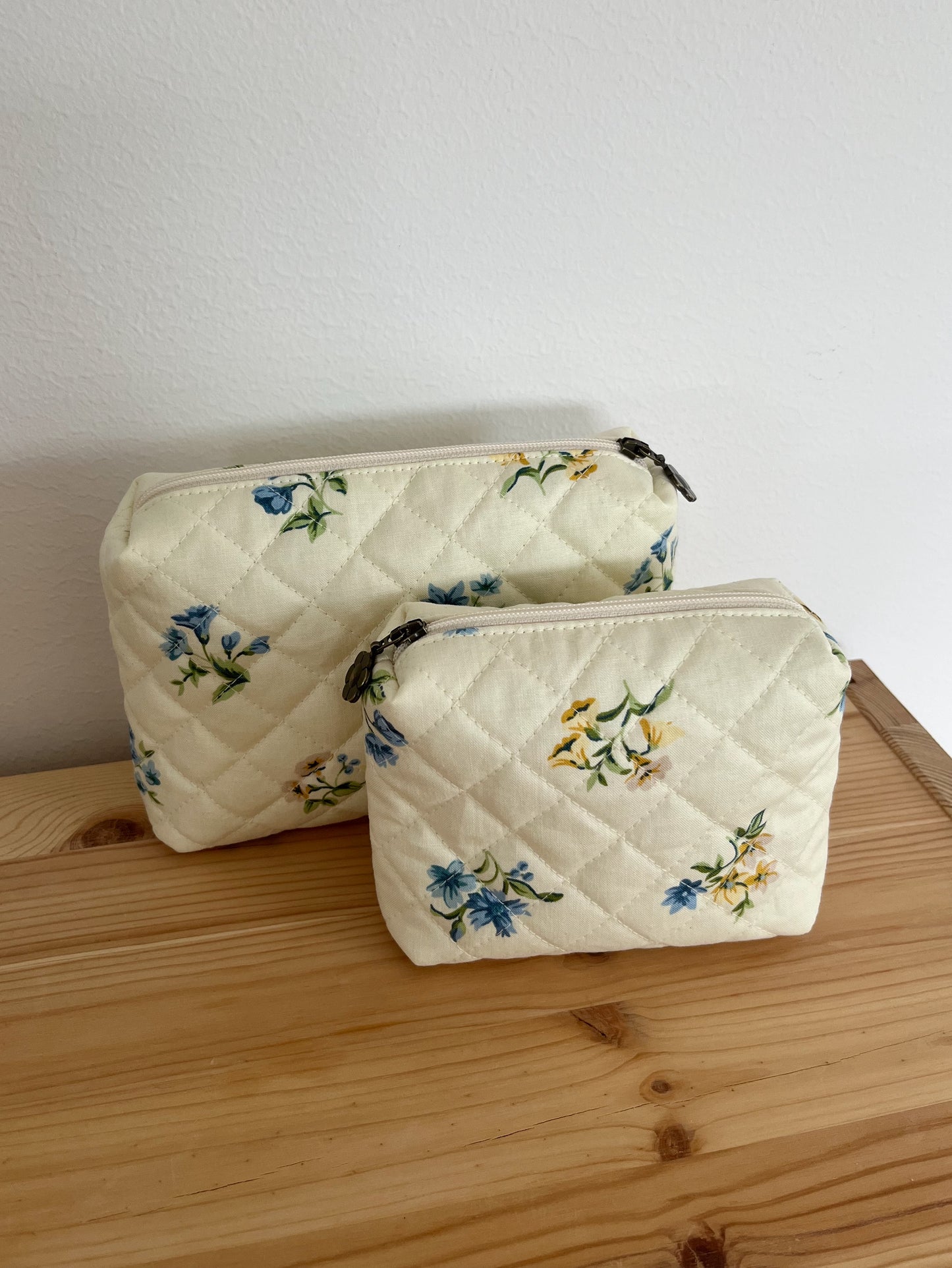 Quiltad blommig necessär gul