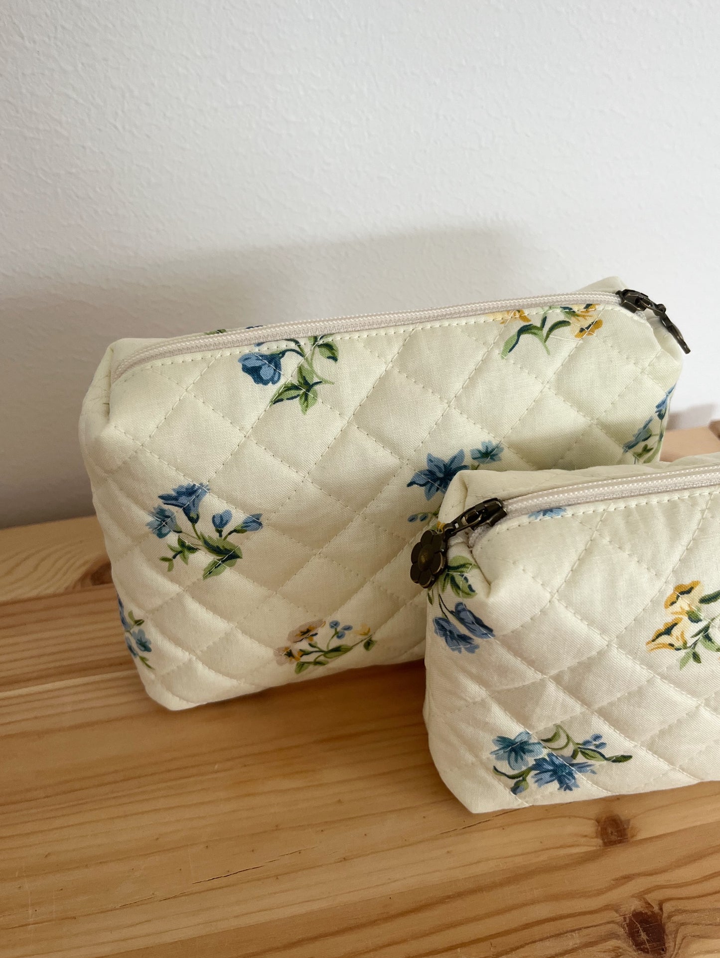 Quiltad blommig necessär gul