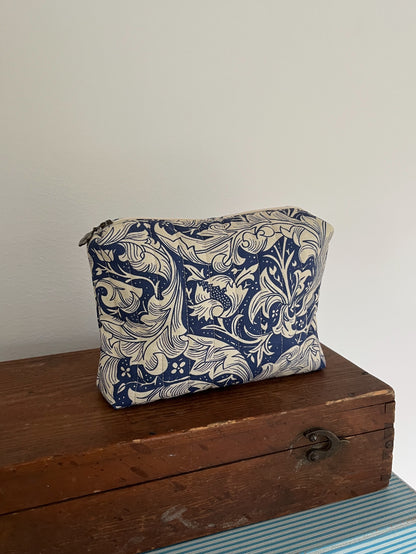 Quiltad blommig necessär