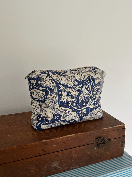 Quiltad blommig necessär