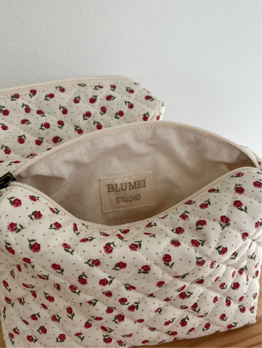 Quiltad blommig necessär