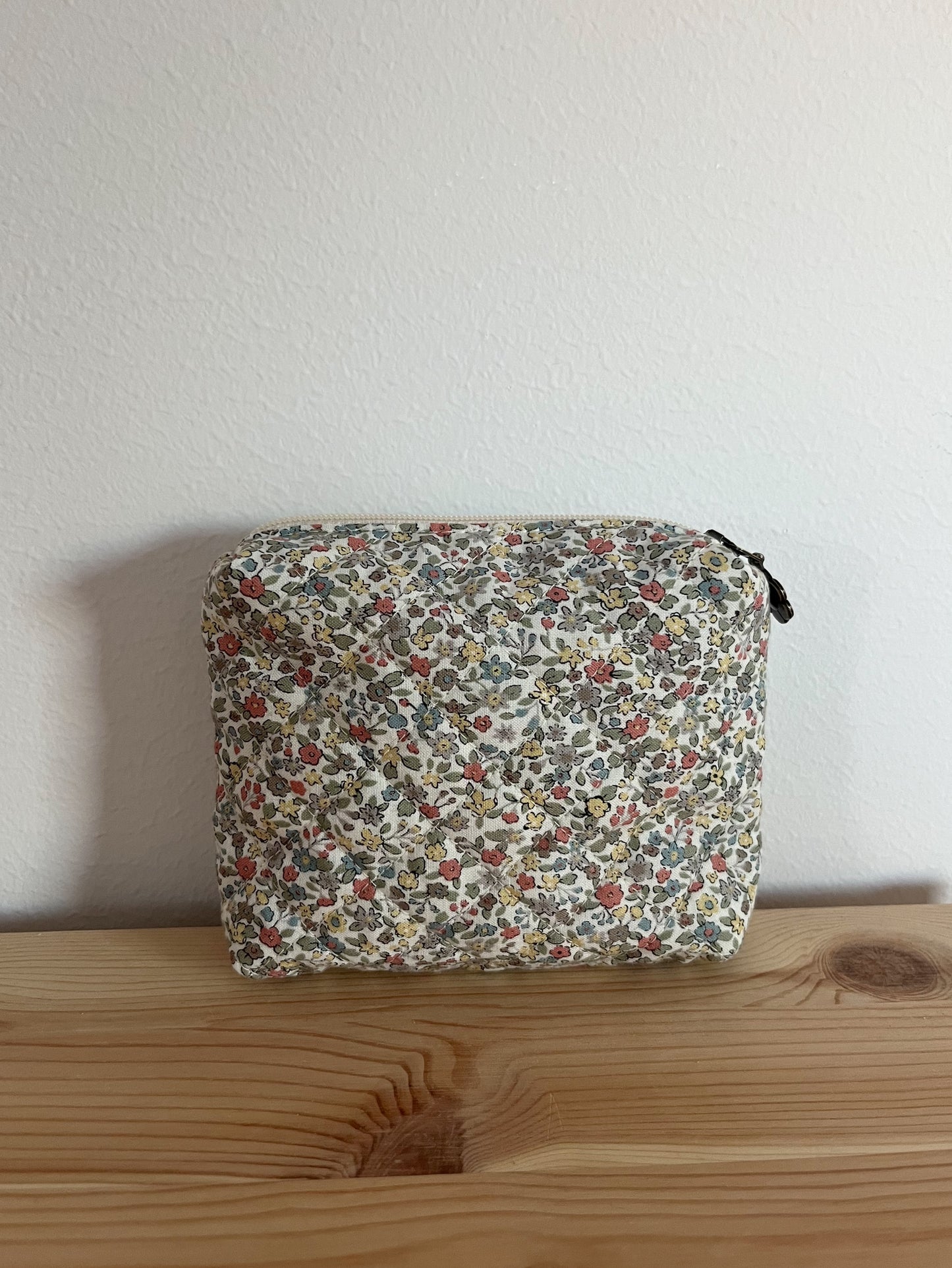 Quiltad blommig necessär