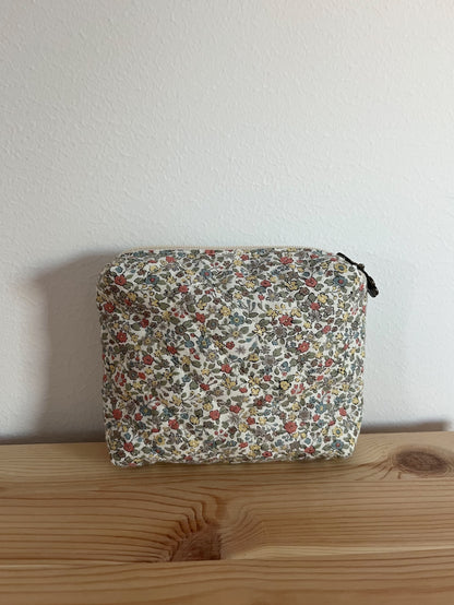 Quiltad blommig necessär