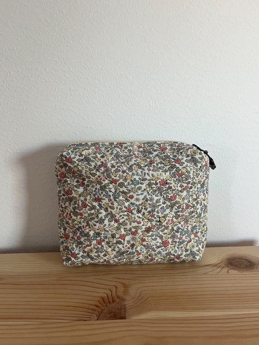 Quiltad blommig necessär