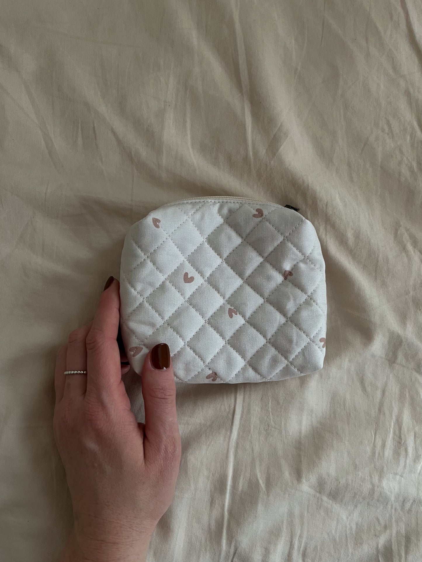 Quiltad necessär små rosa hjärtan